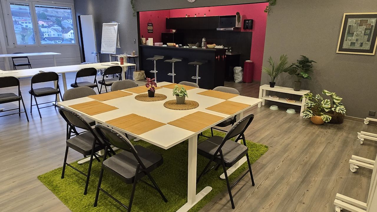 Grande salle de Montreux en configuration atelier avec espace cuisine